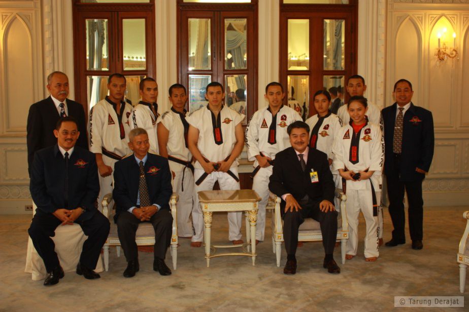 Delegasi Tarung Derajat Saat Kunjungan Ke Istana Perdana Menteri Thailand, diterima oleh pejabat olahraga Thailand